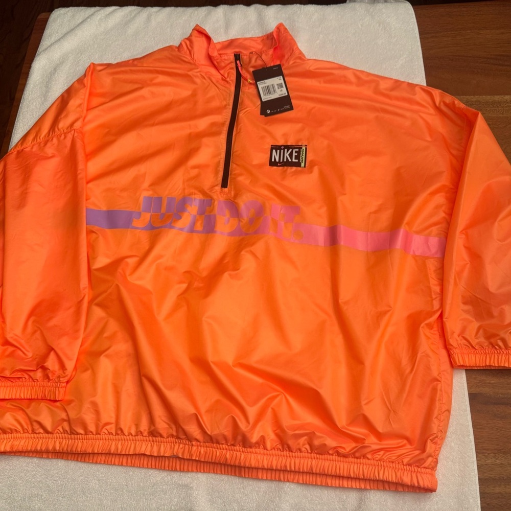 Nike Ladies windbreaker. Brand new with tags. Super comfy jacket! Size XXL.